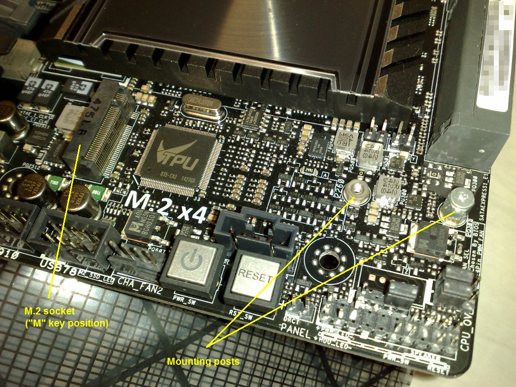 ASUS X99-E WS의 M-key M.2 소켓과 2260·2280 장착 위치. 소켓의 키와 나사 고정 위치는 서로 다른 호환성 조건이다. 노란 설명선은 원본 사진에 포함되어 있다.