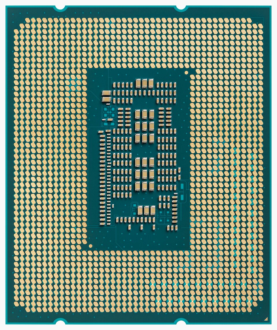 Intel Core i7-12700K의 LGA1700 패키지 바닥면. 금색 랜드가 메인보드 소켓의 접점과 맞닿는다. CPU 아래에 돌출 핀이 있는 PGA 방식과 구조가 다르다.