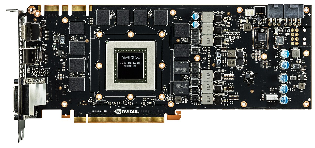 방열판을 제거한 NVIDIA GeForce GTX 780의 기판. 중앙 GPU 패키지와 주변 메모리 칩, 오른쪽 전원 회로 및 보조전원 커넥터를 볼 수 있다. 부품 배치는 모델별로 다르며, 분해를 권장하는 사진은 아니다.