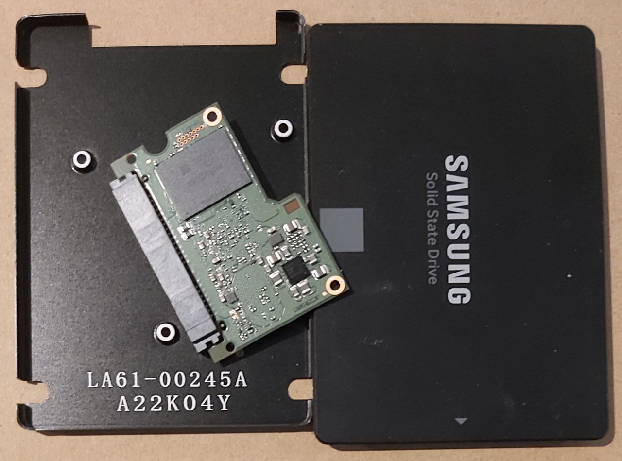 Samsung 860 EVO 250 GB 2.5인치 SATA SSD의 분해 모습. 케이스와 작은 내부 기판을 함께 볼 수 있다. 사진에 보이는 면만으로 모든 부품의 위치를 판단할 수는 없다.